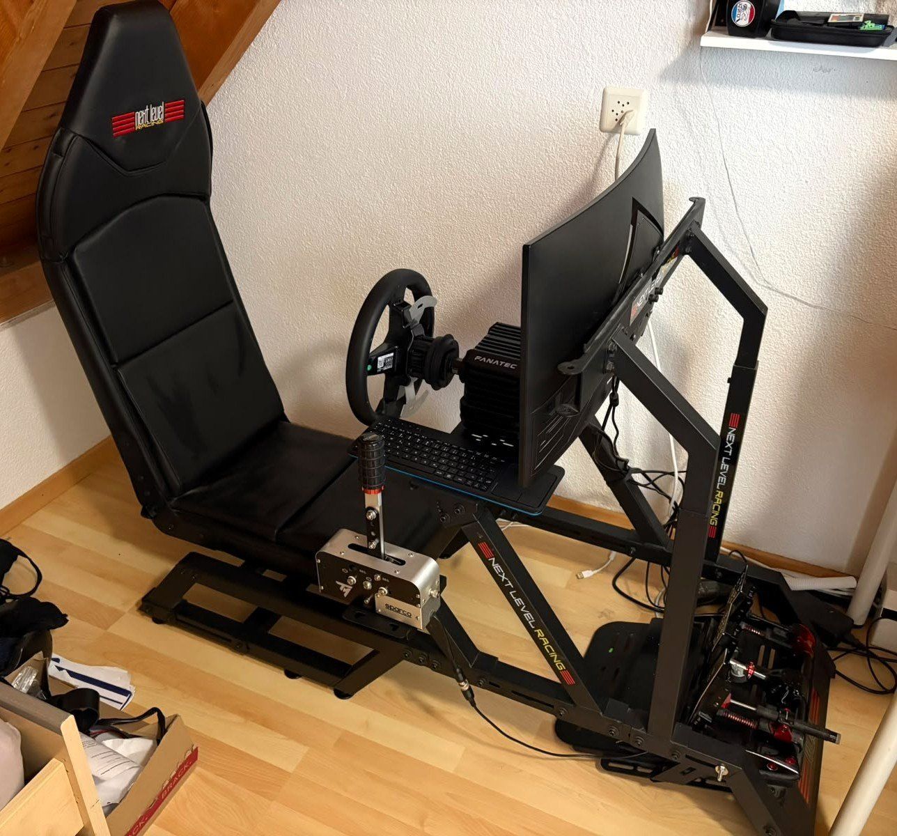 Fanatec Controller: Next Level Racing F-GT Simulator SIM RIG mit Fanatec Lenkrad – Usato da Oetwil an der Limmat venduto da Dudel