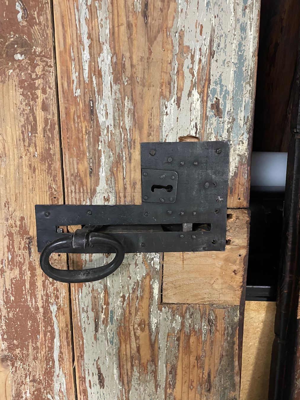 Articoli in legno: Antike Holztore mit Rustikalem Beschlag – Usato da Luzern venduto da helpy 3