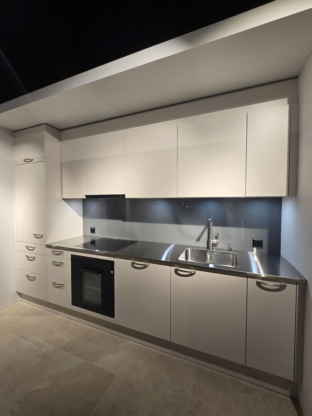 Cucine complete: Ausstellungsküche mit Edelstahlabdeckung – Usato da Niederlenz venduto da stiiifff_85