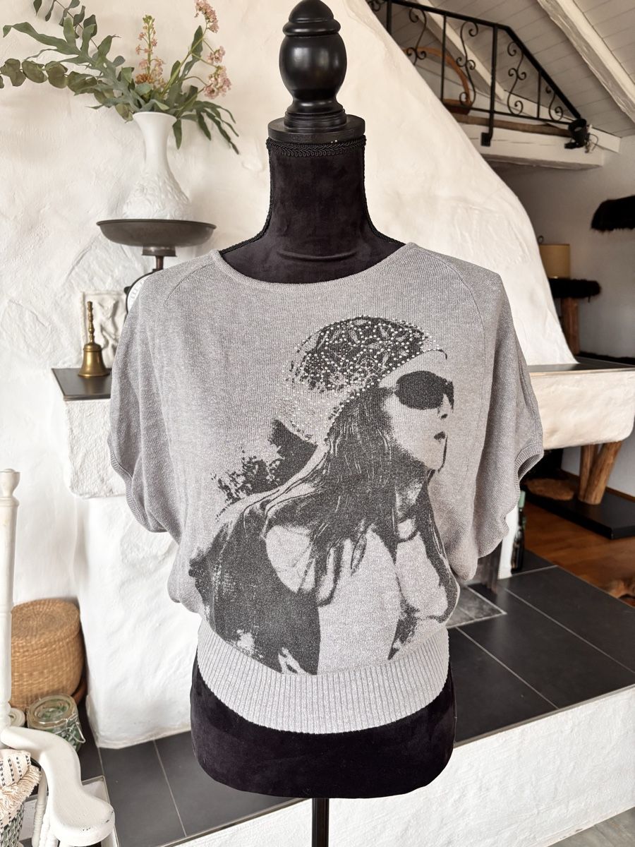 Maglioni & Felpe: Gestrickter Kurzarmpullover mit Strasssteinen S – Usato da Arbon venduto da Langbretterer