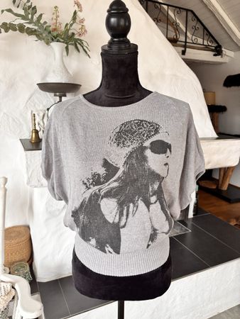 Gestrickter Kurzarmpullover mit Strasssteinen S
