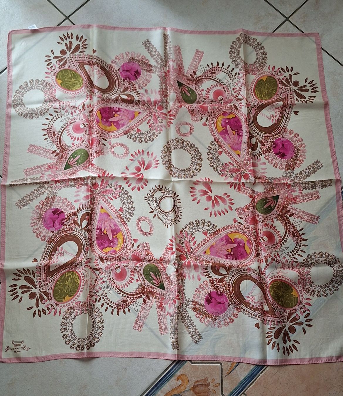 Foulard & Sciarpe: Foulard Vintage en soie – Usato da St-Triphon venduto da Jldr0 2