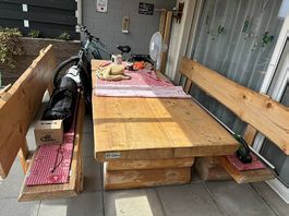 Massiver Tisch mit zwei Bänke