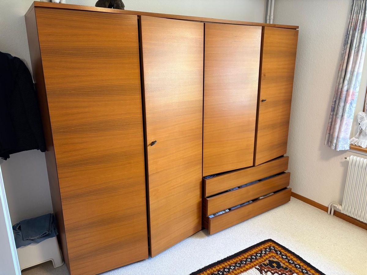 Articoli in legno: Schlafzimmereinrichtung, Nussbaum  – Usato da Zürich venduto da Xanthos555 5