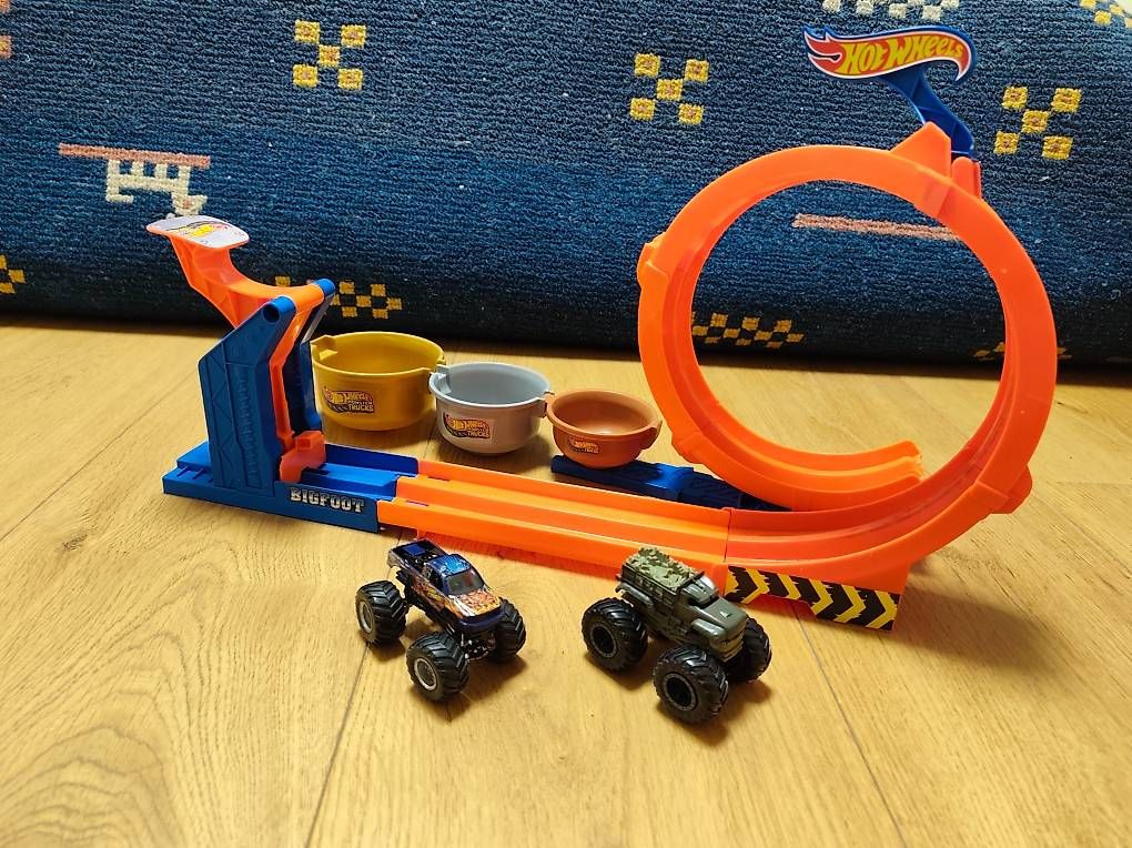 Giocattoli: Hot Wheels Monster Trucks 2-in-1 Loop & Flip Challenge – Usato da Buchs AG venduto da Isc1 1