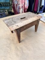 Antiker Holzschemel rustikal mit Gebrauchsspuren fli
