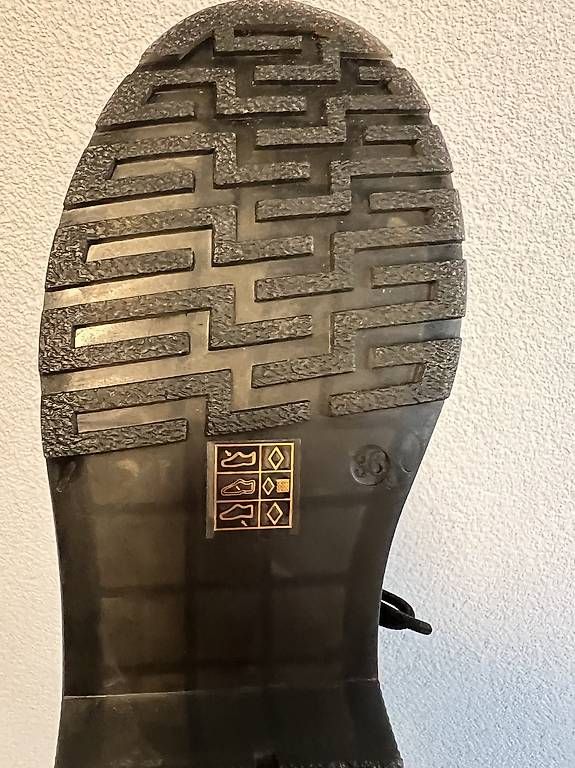 Damenschuhe: Vendo scarpa anfibio borchiato N.36 – Gebraucht aus Locarno von Cappeandrea 3