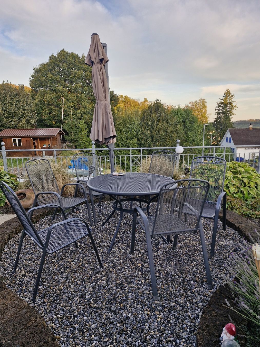 Set di tavolo e panche: Gartenset aus metal – Usato da Lutzenberg venduto da Nelliemarco