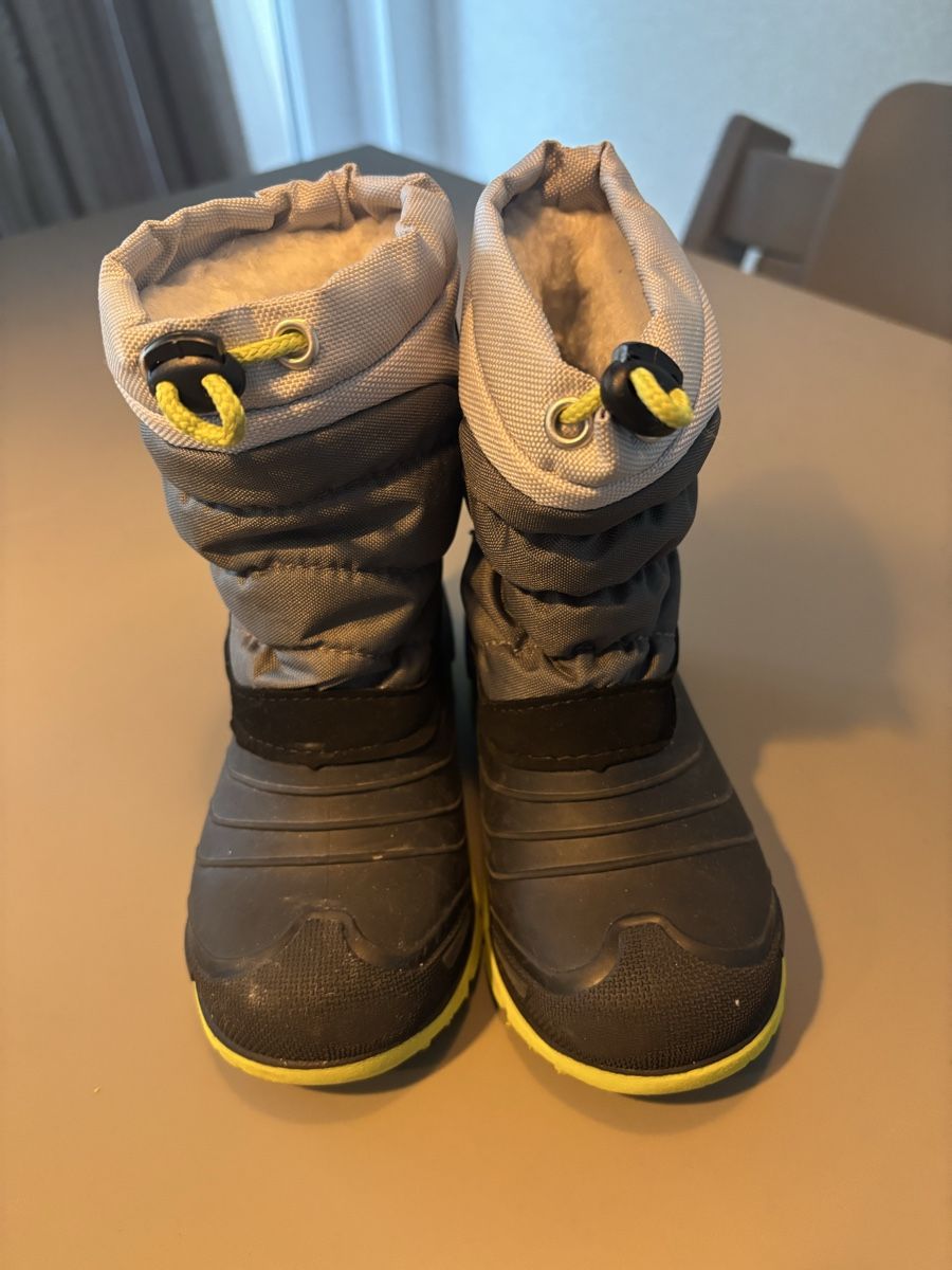 Chaussures garçon: Kinder Winterstiefel Grösse 25  – D'occasion à Geroldswil par ele_7hkp