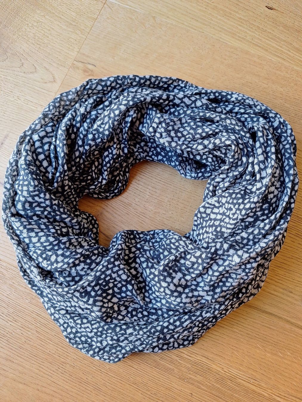 Foulards, Tücher & Schals: Gemusterter Loop Schal  – Gebraucht aus Dörflingen von Crazyachmed 2