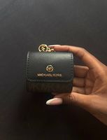 Schwarzes Michael Kors AirPods Case