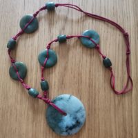 Collana di giada verde con ciondolo grande