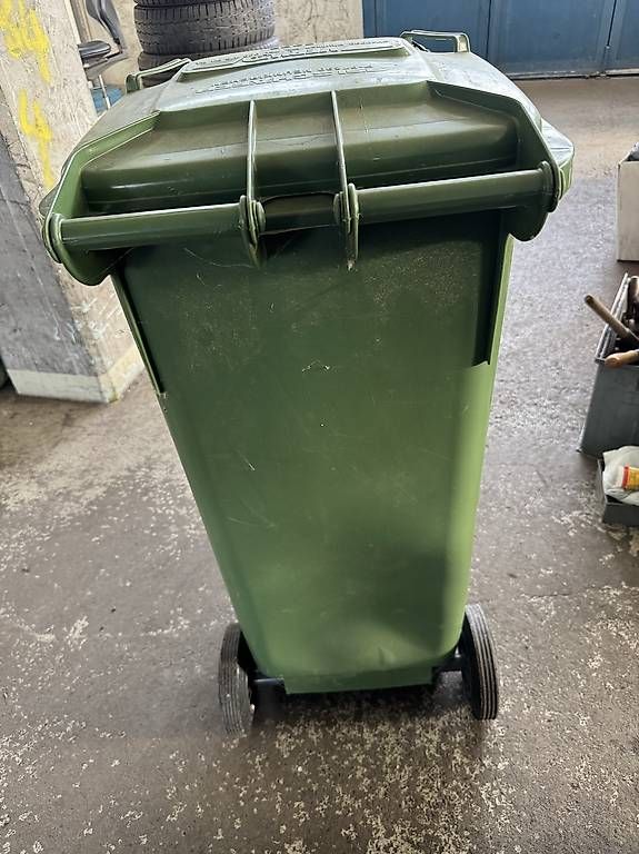 Autres articles bureau & commerces: Grüne Abfall Container  – D'occasion à Frauenfeld par KelvinG