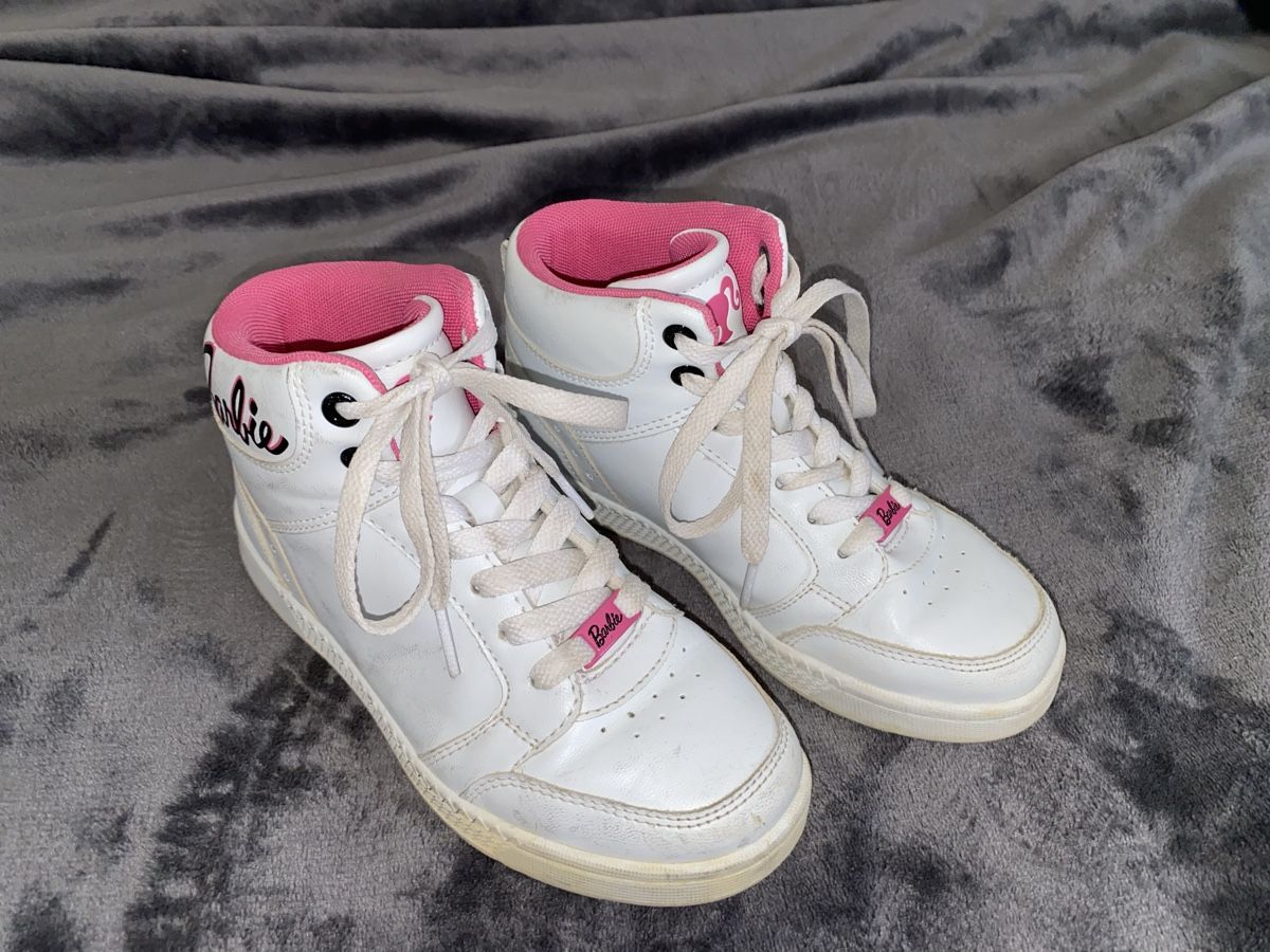 Schuhe für Mädchen: Baskets Barbie blanches roses pointure 32 – Gebraucht aus Lignières von The_assistant