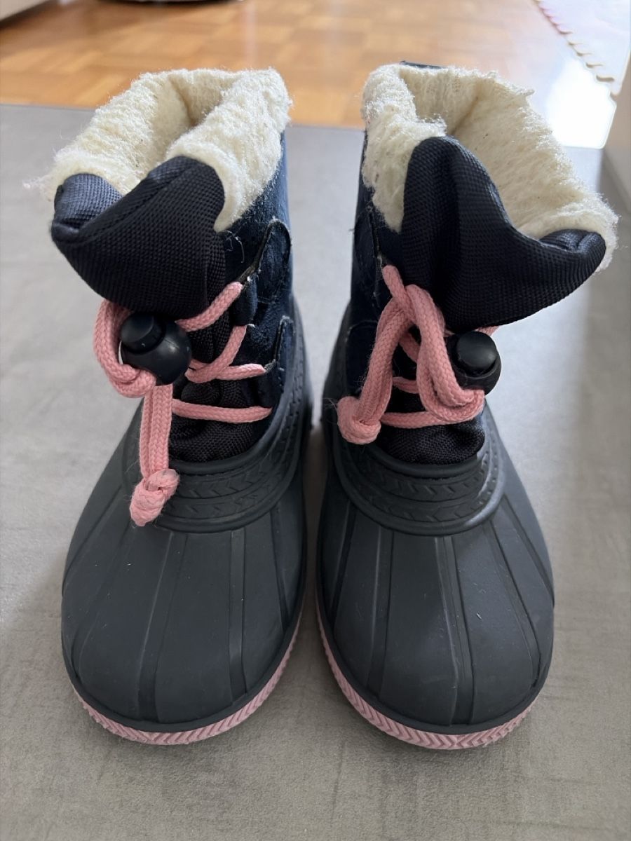 Scarpe per ragazzi: Bottes d'hiver enfant taille 24/25 fourrées – Usato da Köniz venduto da fan_s7sj