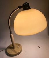 Büro- Tischlampe beige mit Kunststoff Lampenschirm vintage