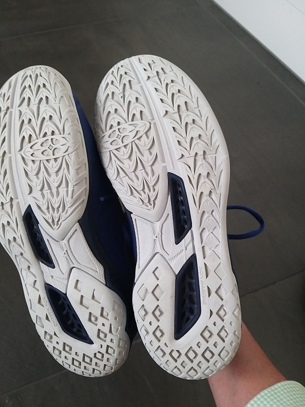 Mizuno Schuhe für Jungen: Mizuno Hallenturnschuhe Gr. 38.5 – Gebraucht aus Nänikon von Graceful 2