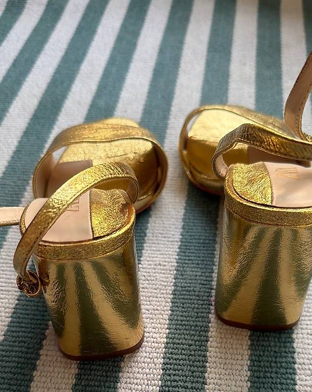 Damenschuhe: Goldige Sandalen, Blockabsatz, 9cm  – Gebraucht aus Erlenbach ZH von anj_pkn8 3