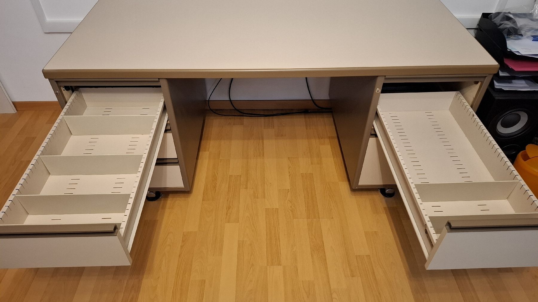 Schreibtische: Robuster Schreibtisch mit zwei Korpusse – Gebraucht aus Buchs AG von x-stomp 2