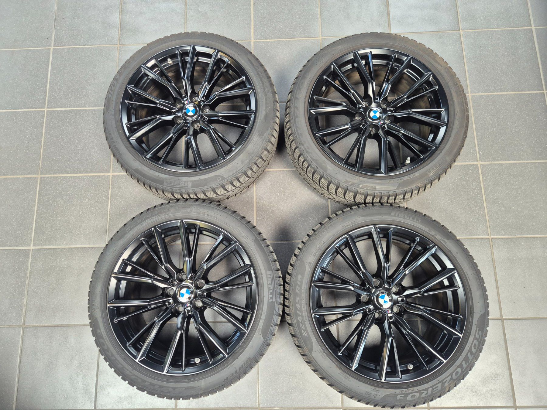 BMW Pneumatici & Ruote complete: Winterräder 18" BMW 330e – Usato da Winterthur venduto da WEWi-Ersatzteile