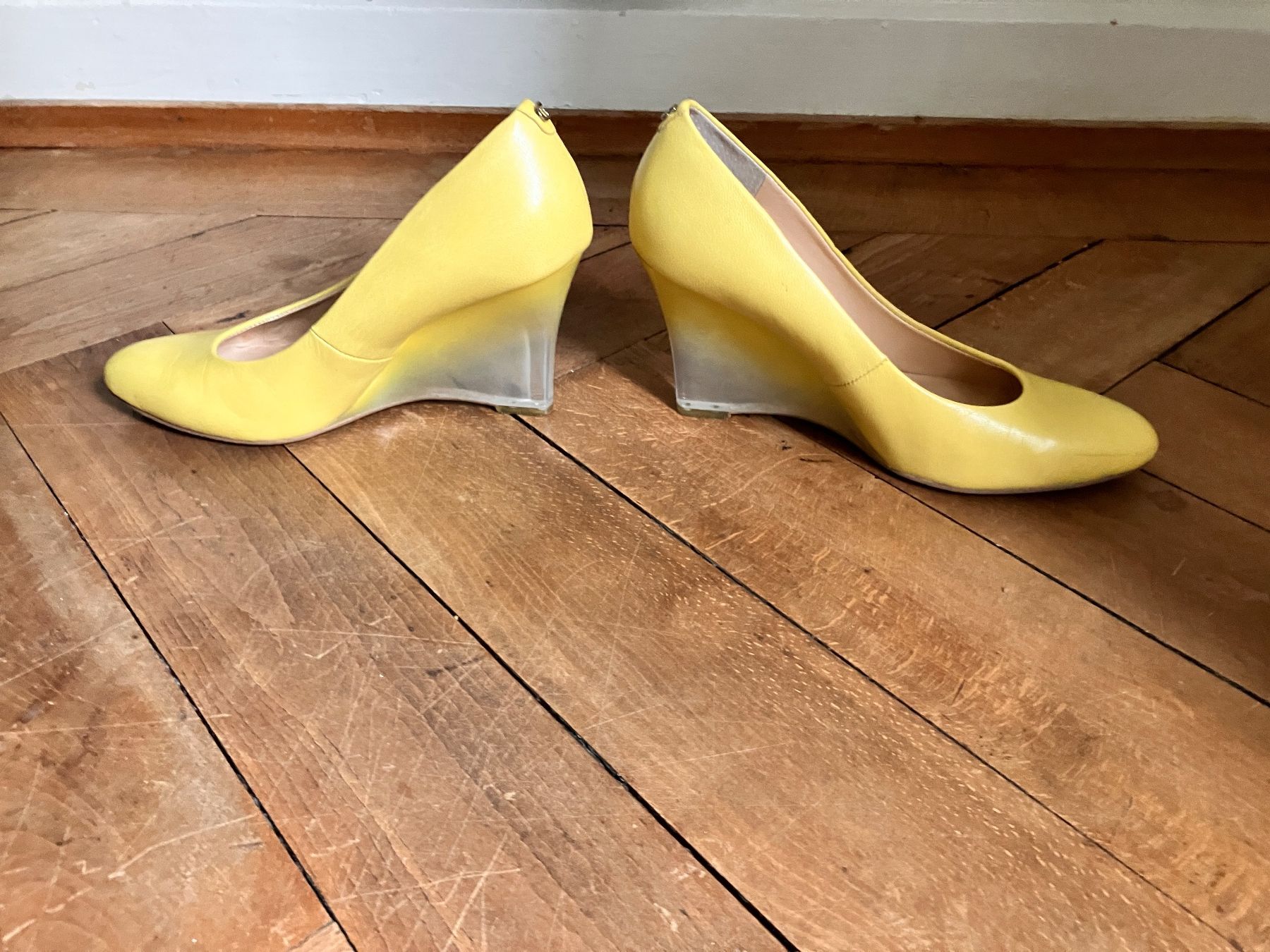 Guess Damenschuhe: Highheel/Pumps mit Keilabsatz v. Guess hellgelb Gr. 39 – Gebraucht aus Zürich von amarelapreto 2