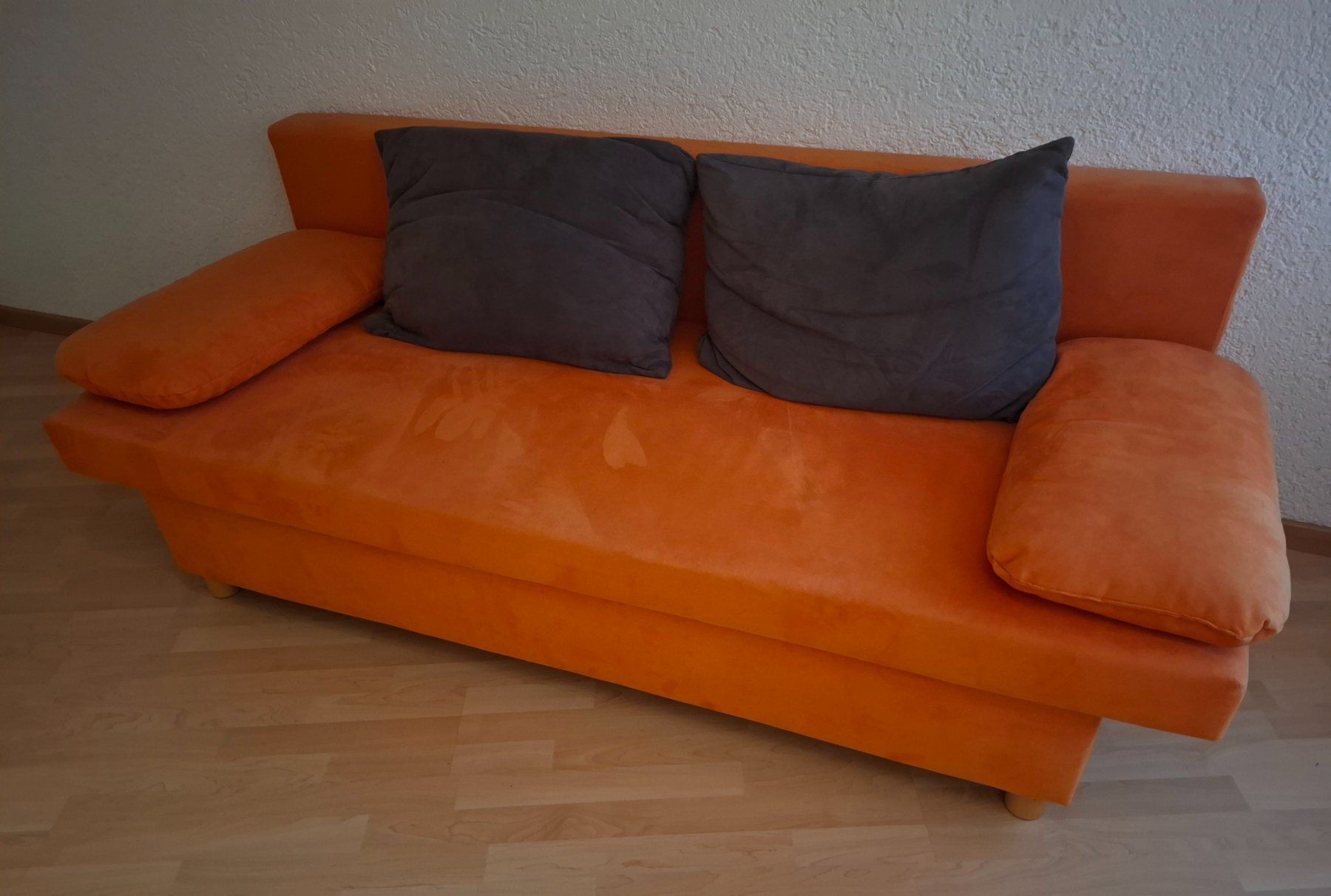 Divani: Bettsofa orange mit 4 Kissen – Usato da Buochs venduto da orlyhopper