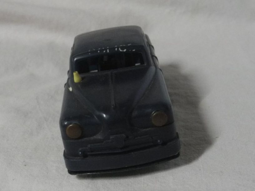 Modellini d'auto: BLECH/PLASTIK   ALTES POLIZEI AUTO    11 CM LANG  GUT – Usato da Gurtnellen venduto da Murmeli99