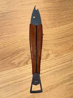 Carl Aubeck Flaschenoeffner Fisch Leder Metall rostfrei HS