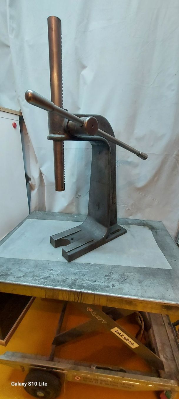 Tous les outils: Hand-Presse – D'occasion à Riken AG par ebufix