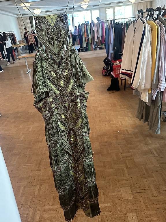 Asos Vestiti: Asos Design Deluxe Kleid grün – Usato da Dietikon venduto da meg_6nyg