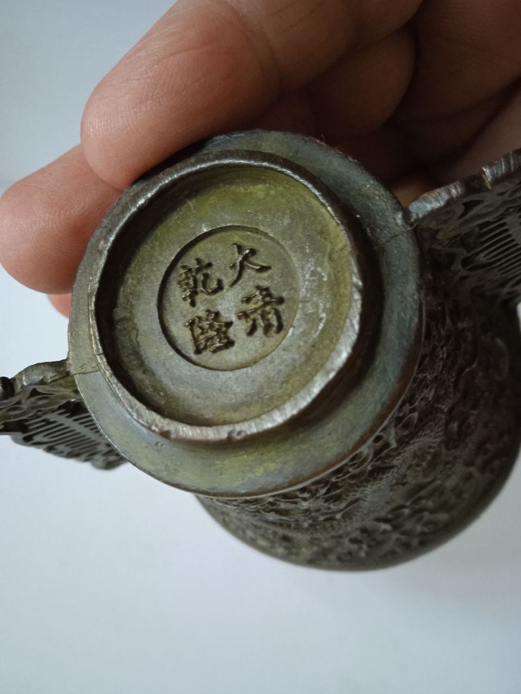 Vase & Récipients: Ein chinesischer Bronzebecher in Drachenform.  – D'occasion à Luzern par sse_hph5 9
