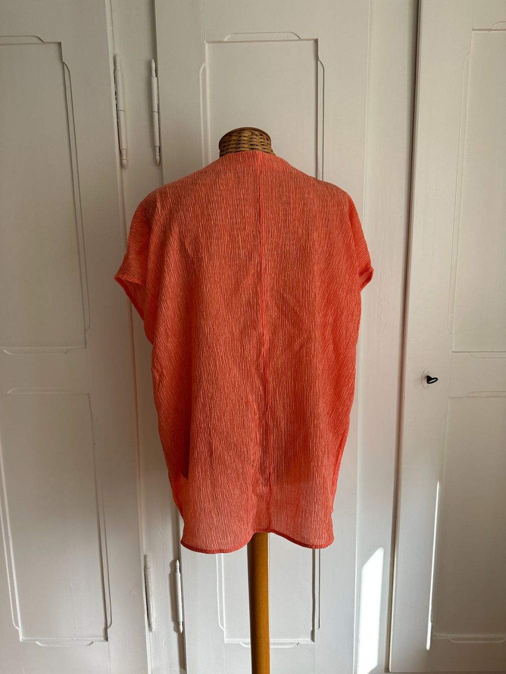 Cos Tuniken: COS - Oberteil apricot plissiert oversized S – Gebraucht aus Zürich von Diazaio 2