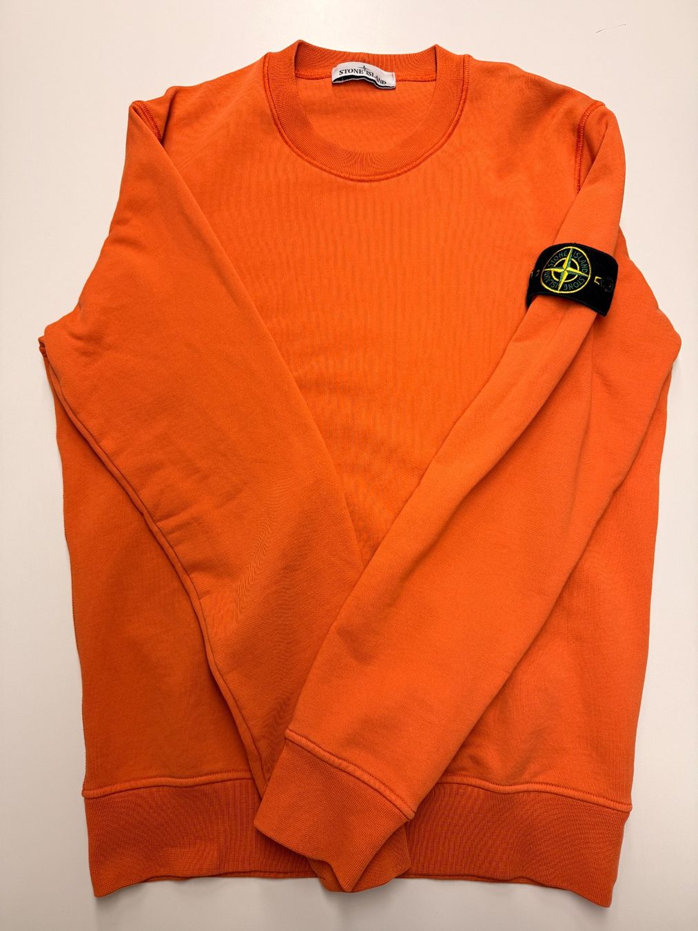 Stone Island Maglioni & Felpe: Stone Island Pullover Orange, Top Zustand, Grösse M – Usato da Luzern venduto da Shakwes