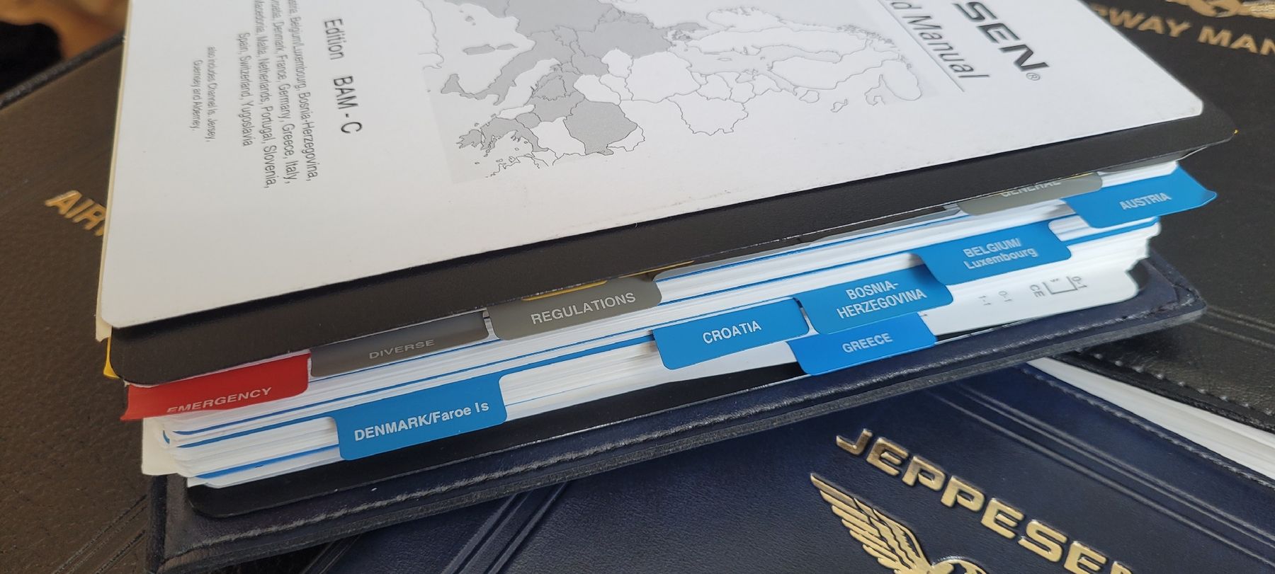 Bücher: 6 Jeppesen Ordner mit Flugnavigationskarten – Gebraucht aus Mastrils von csbeko 2