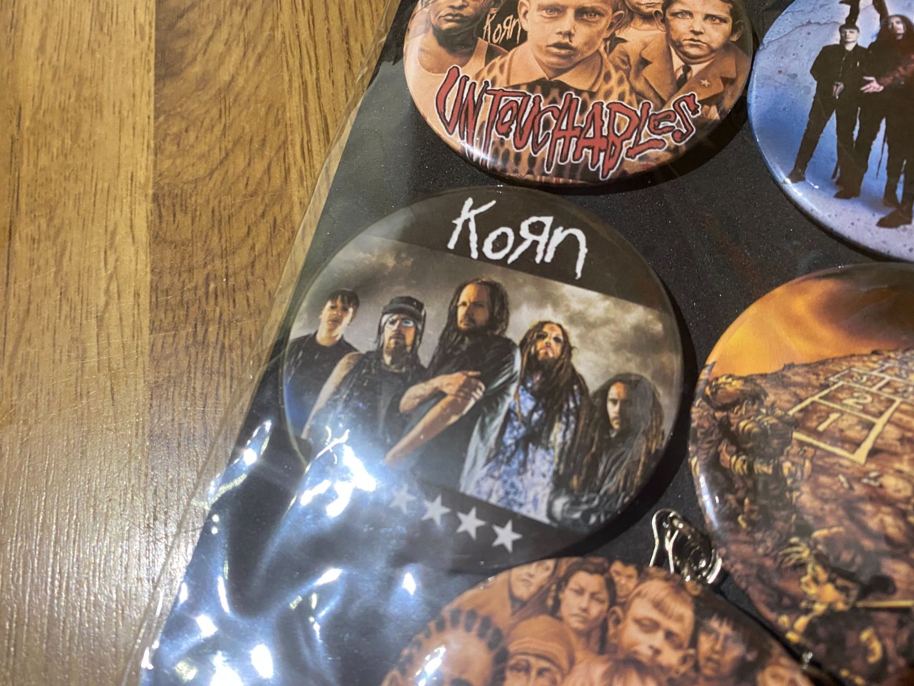 Placchette & Badge: Korn Badges Bundle, Neu! – Nuovo (secondo la descrizione) da Basel venduto da FatCatPacksTheRatt 4
