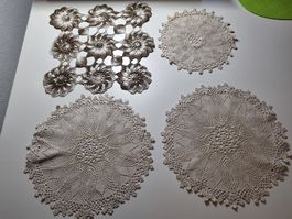 4 Stück Handgehäkelte Deckchen beige und braun