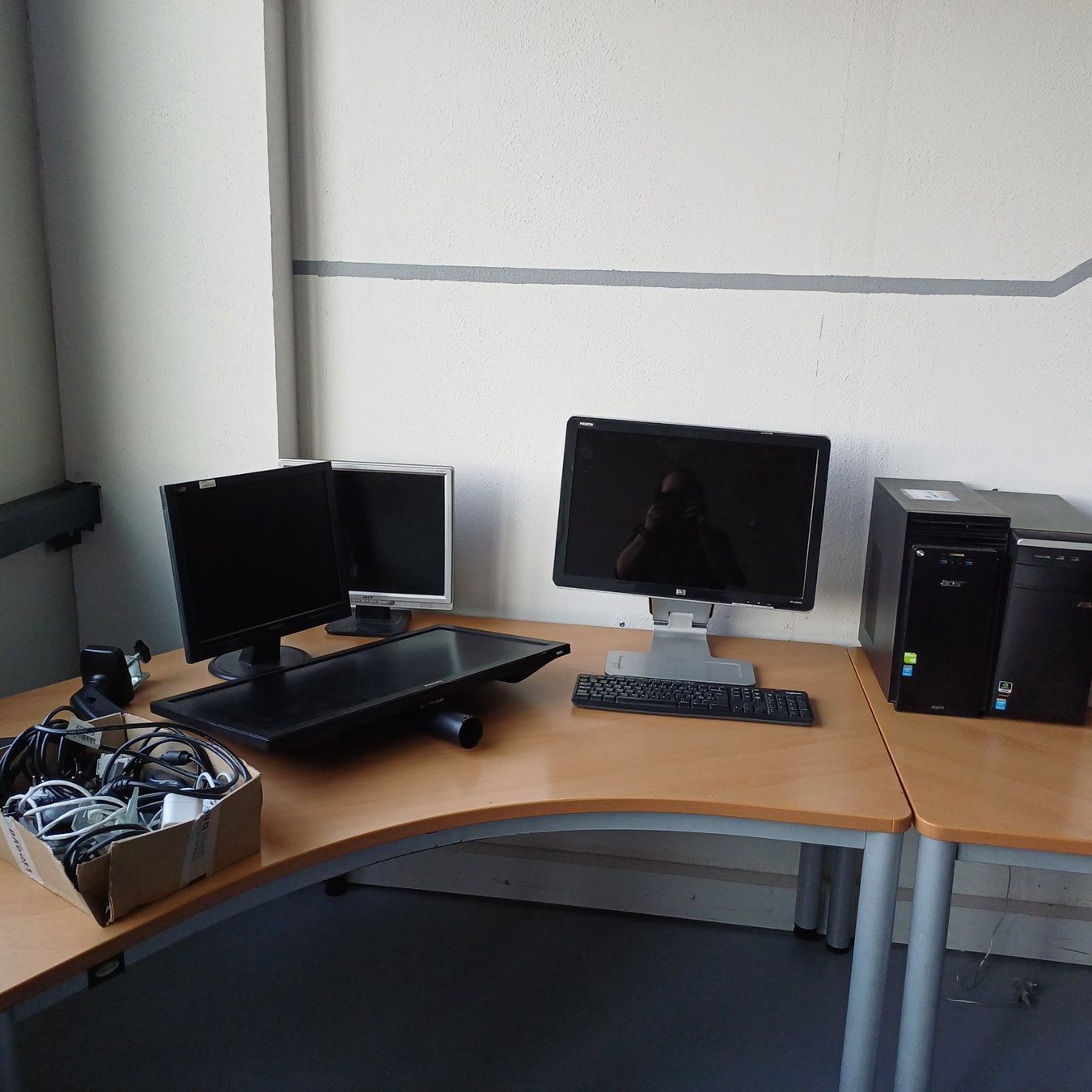 PCs: Ordinateur Acer et Asus, écran HP, clavier, souris. PC – Gebraucht aus Villeneuve VD von vog_yc5s 1