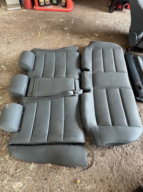 Tutti pezzi di ricambio auto: Audi a4 b5 Innenausstattung  – Usato da Oetwil am See venduto da CarParts 1