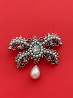 Luxus Elegante  Brosche mit Kunstperlen Farbe: Silber