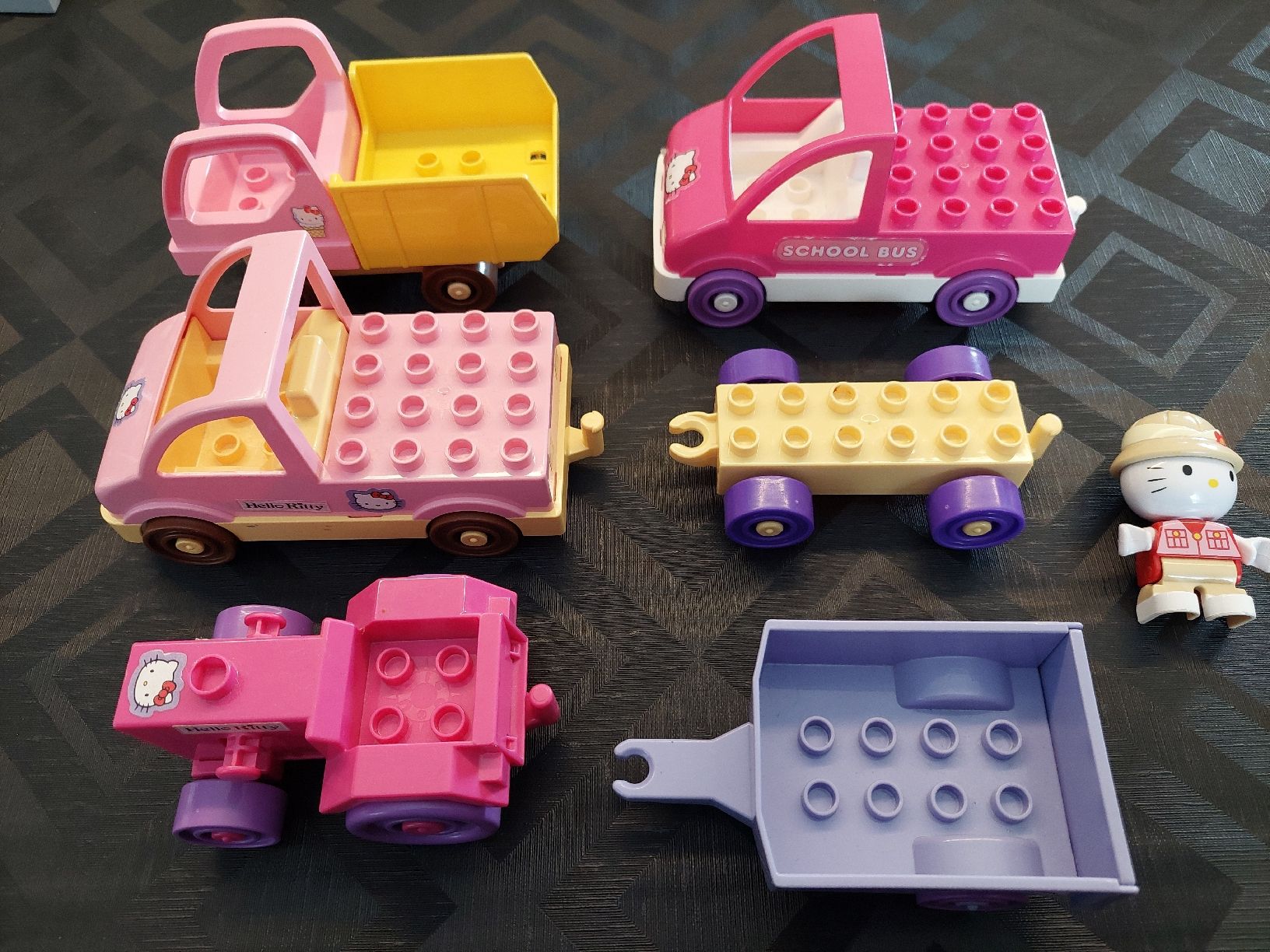 Hello Kitty Giocattoli: Hallo Kitty Unico 4 Auto & 2 Anhänger – Usato da Zetzwil venduto da lanst08
