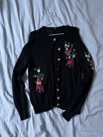 Schwarze bestickte Strickjacke (selfmade Nonna M.)