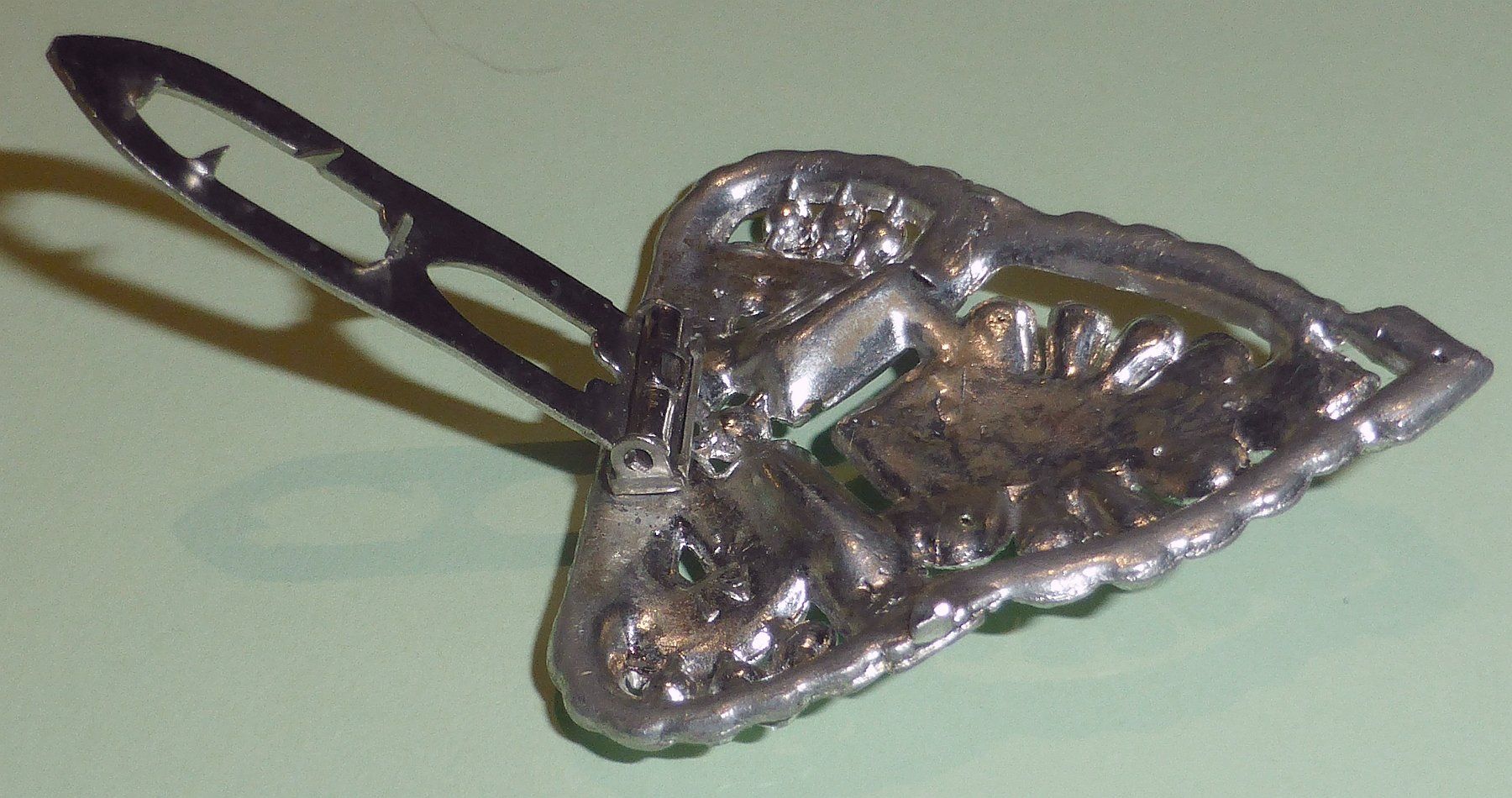 Broschen & Nadeln: Beeindruckender Art-Deco-Kleiderclip – Gebraucht aus Sonceboz-Sombeval von Artdecolove 4