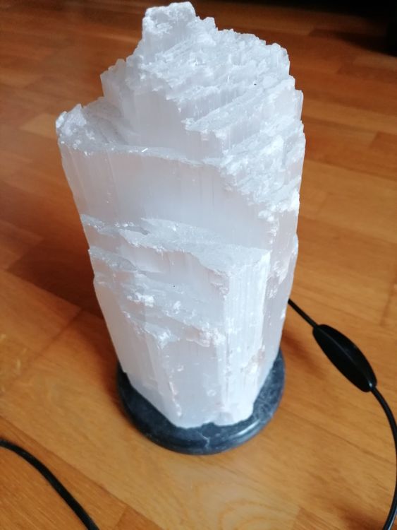 Selenit Lampe 32–35 Cm Mit Holzsockel – Naturstein Lampe Für Positive Energie