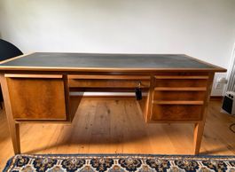 Schreibtisch Holz Nussbaum mit viel Stauraum