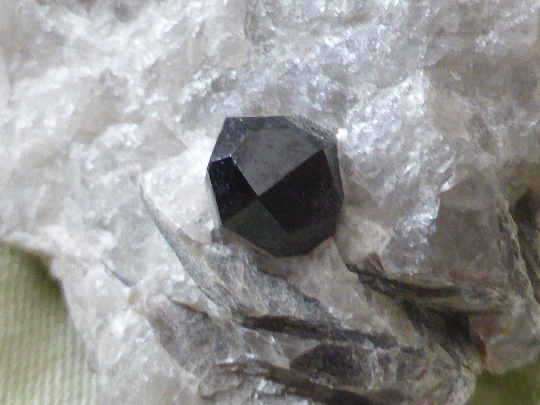 Minerali & Pietre curative: Schöner Granat mit Muskovit, Binntal – Usato da Triengen venduto da Nussbaum14