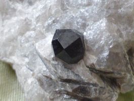 Schöner Granat mit Muskovit, Binntal