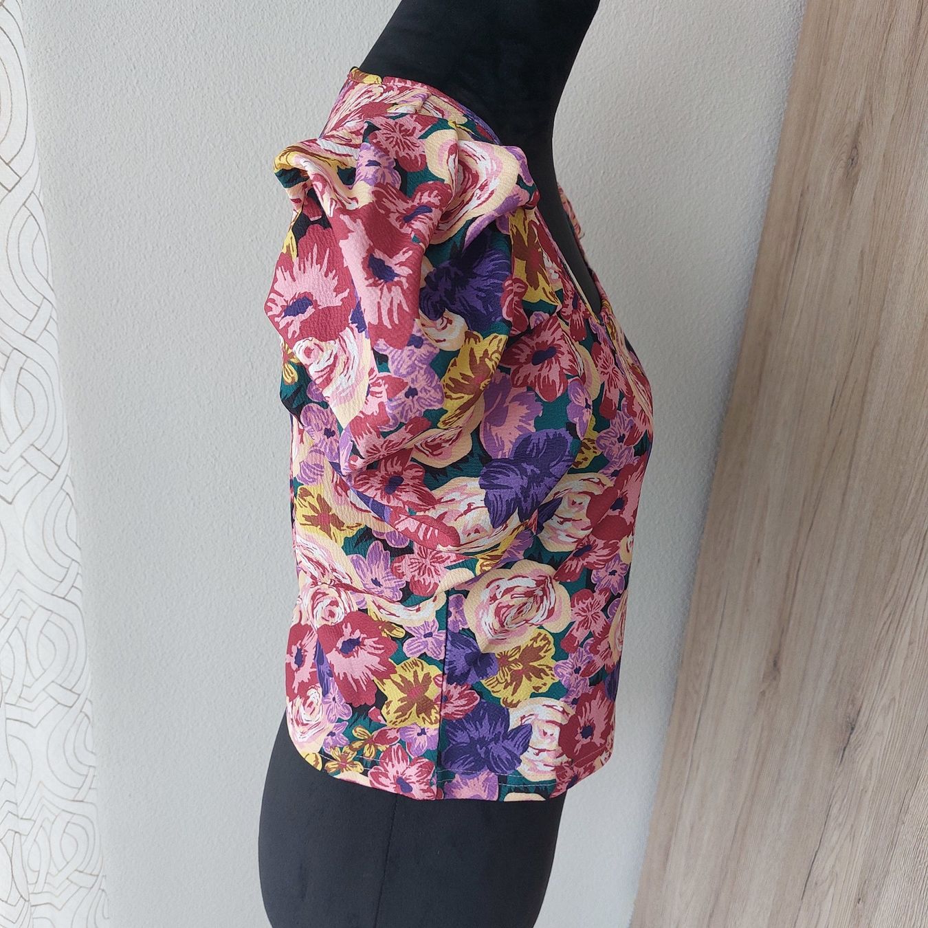T-shirt: Shirt mit Puffärmeln mit Blumenmuster – Nuovo e nell'imballaggio originale da Muri AG venduto da ReBoutique 1