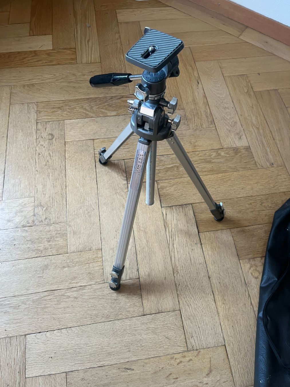 Velbon Treppiedi & Teste: Velbon Stativ mit Tasche – Usato da Zürich venduto da nashorn3