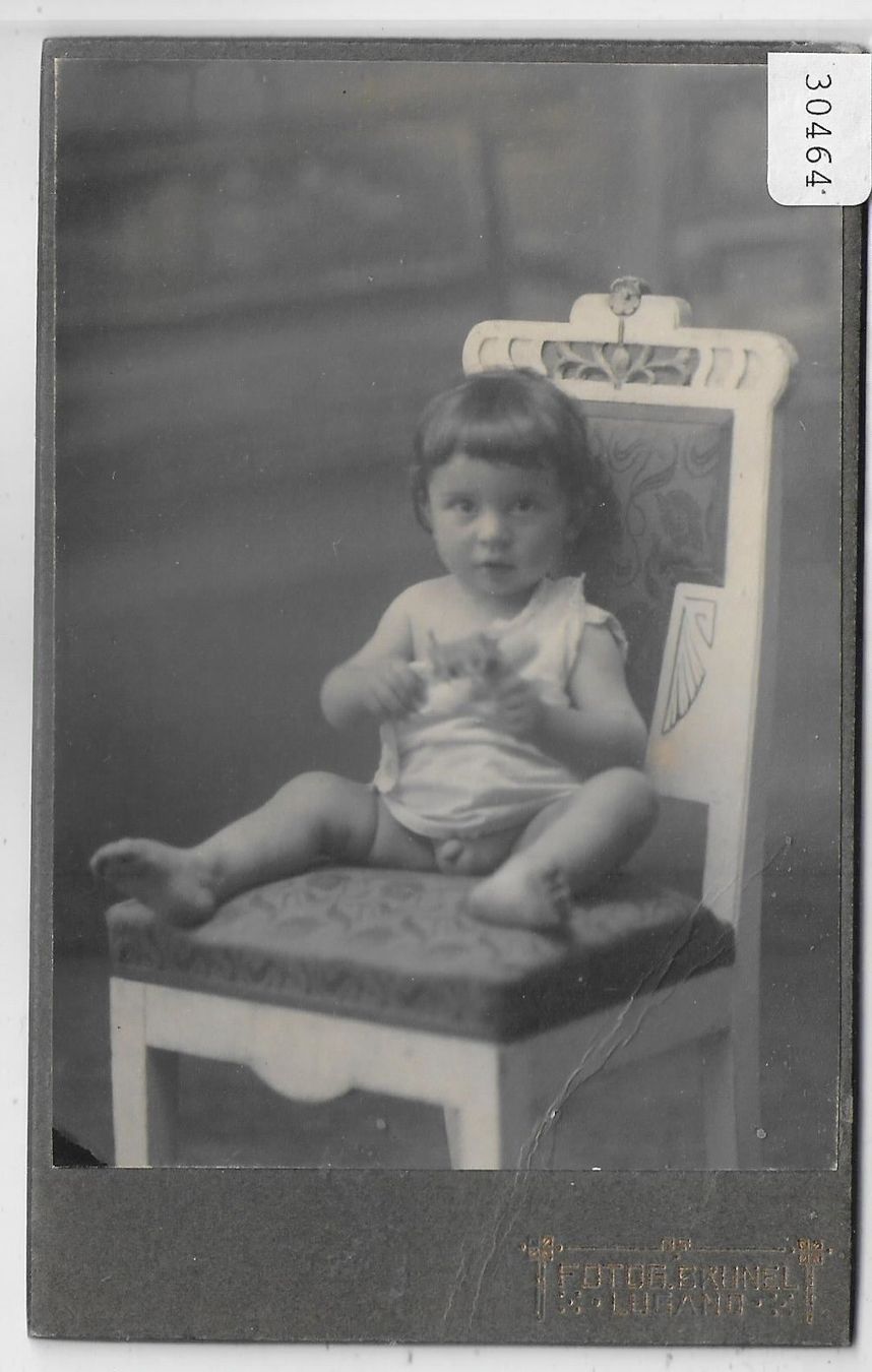 Foto & Immagini: Kinderfoto Knabe auf Karton - Fotografia – Usato da Ettingen venduto da Kartenplanet