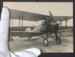 Fotografie Doppeldecker Kampfflugzeug